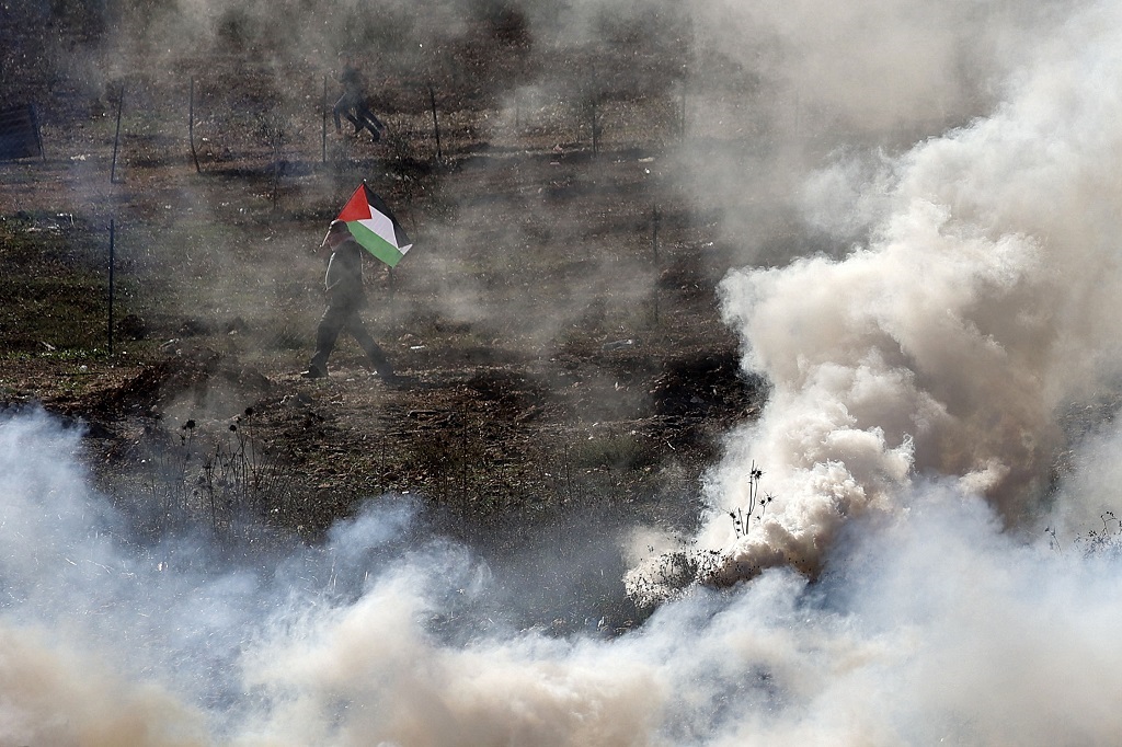 قوات الاحتلال الإسرائيلي تقمع مسيرة بيت دجن الأسبوعية (تصوير ا ف ب)